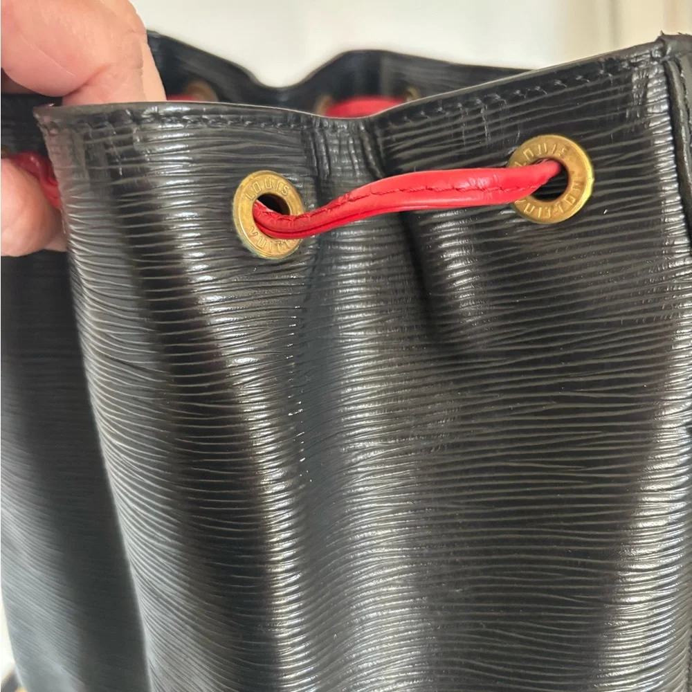 Authentic Louis Vuitton Black epi leather Noe bucket bag